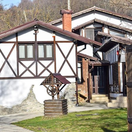 Cazarma Cavalerilor Bed and Breakfast Câmpulung Zewnętrze zdjęcie