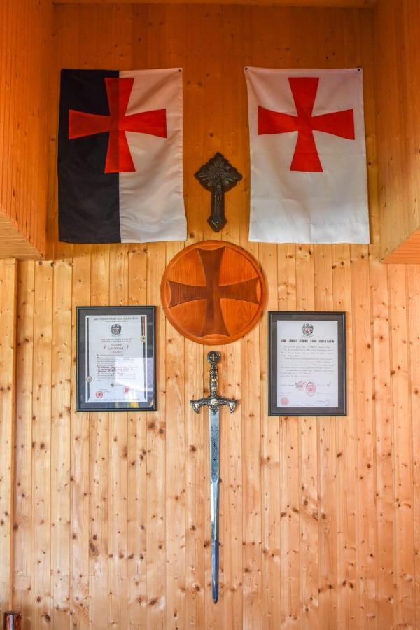 Cazarma Cavalerilor Bed and Breakfast Câmpulung Zewnętrze zdjęcie