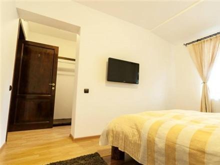 Cazarma Cavalerilor Bed and Breakfast Câmpulung Zewnętrze zdjęcie