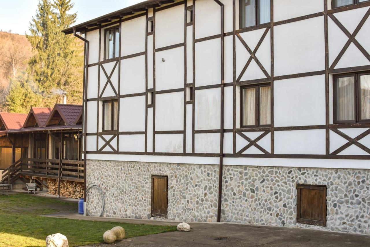 Cazarma Cavalerilor Bed and Breakfast Câmpulung Zewnętrze zdjęcie