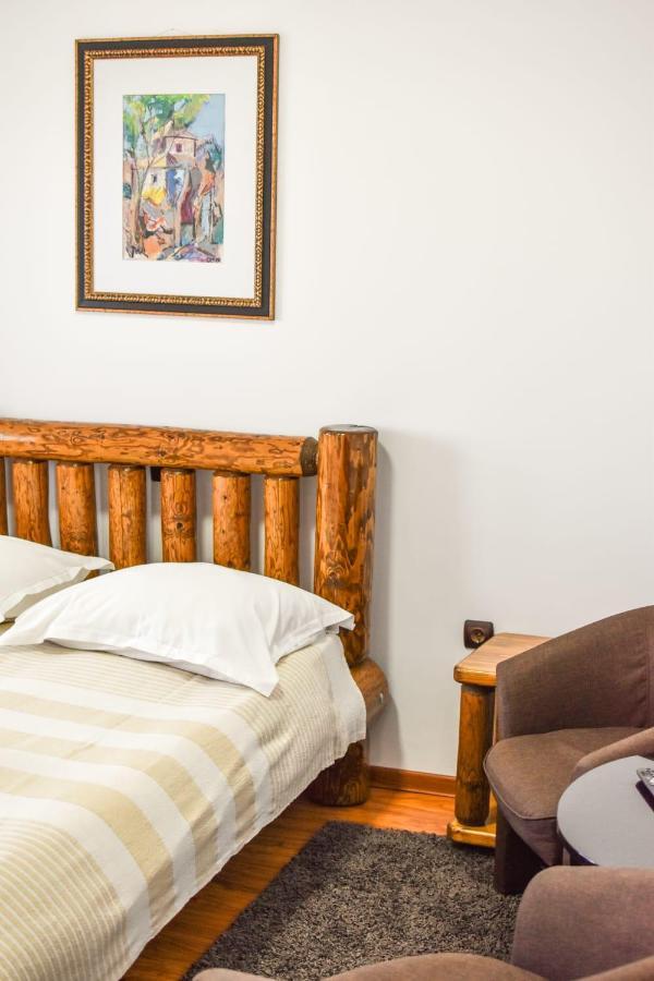 Cazarma Cavalerilor Bed and Breakfast Câmpulung Zewnętrze zdjęcie