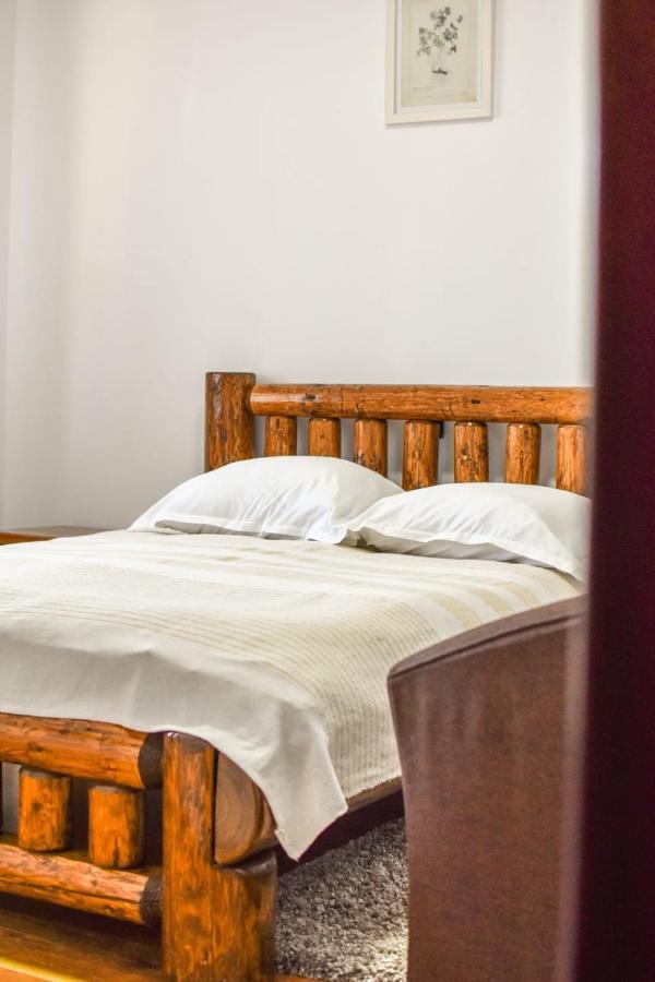 Cazarma Cavalerilor Bed and Breakfast Câmpulung Zewnętrze zdjęcie